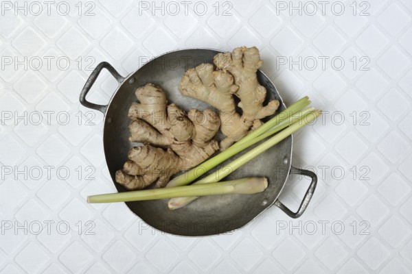 Ginger, ginger tubers and lemongrass with peel