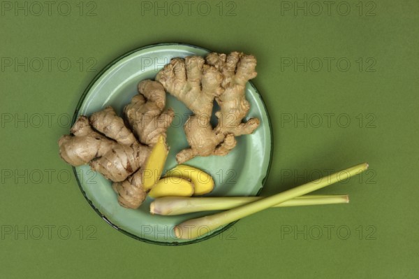 Ginger tubers and lemongrass on plate, Zingiber officinale, Cymbopogon citratus