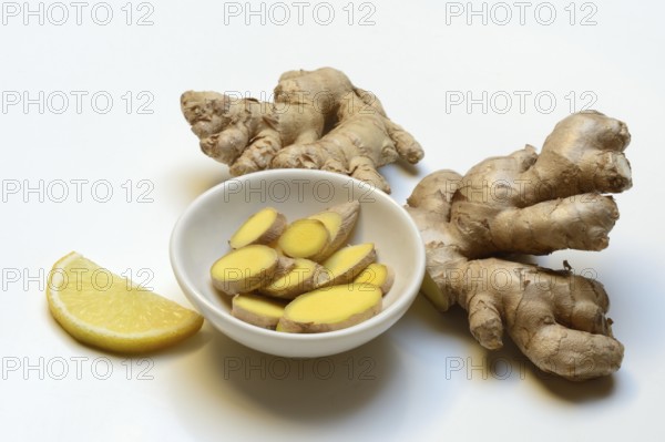 Ginger, ginger tubers and ginger slices in small bowls