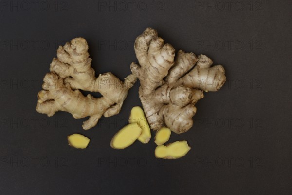Ginger and ginger slices, Zingiber officinale
