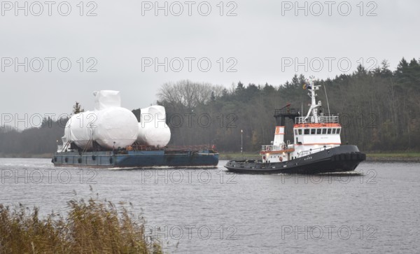 Tugboats bring heavy transport, pontoon, through the Kiel Canal, NOK, Kiel Canal, Kiel Canal, Schleswig-Holstein, Germany