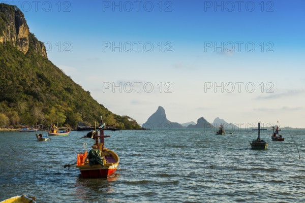 Bay with mountains and fishing boats, sunset, Prachuap Khiri Khan, Prachuap Khiri Khan Province, Central Thailand, Thailand