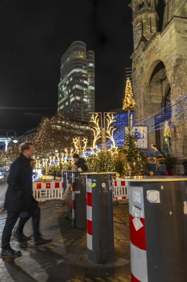 Rampage barriers, vehicle barriers, at the Christmas market on Breitscheidplatz, at the Memorial Church, Christmas decoration, light decoration, in Berlin, Germany