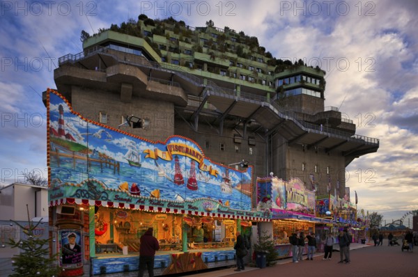 Food stalls, fish stand, food stalls, Hamburger Dom, Winterdom, folk festival, funfair, behind climate-neutral faÃ§ade greening, Hamburg bunker, former anti-aircraft bunker, Heiligengeistfeld, St. Pauli, Free and Hanseatic City of Hamburg, Germany