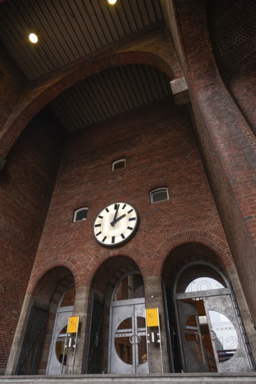 Main entrance to Stuttgart railway station faÃ§ade in 2015