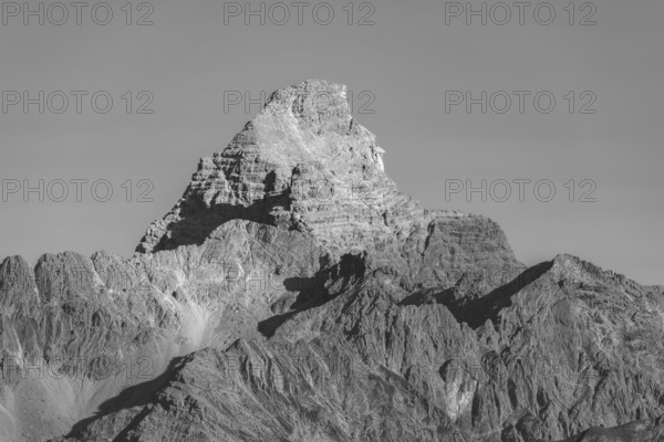 Mountain panorama from the Koblat-HÃ¶henweg on the Nebelhorn across the Obertal with lush green meadows to the Hochvogel and Rosszahn group with the Hochvogel, 2592m, AllgÃ¤u, Bavaria, Germany