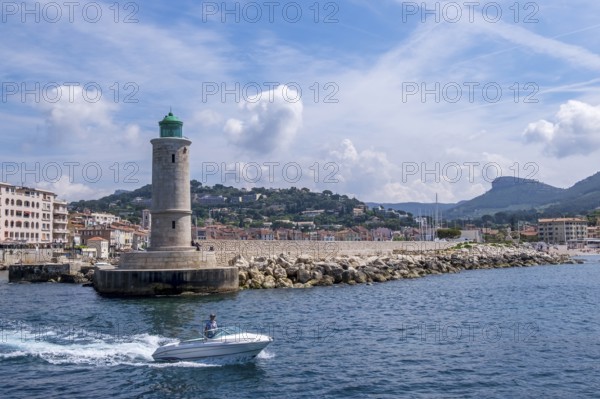 Cassis lighthouse and port entrance, lighthouse in the port of Cassis, Provence, Provence-Alpes-Cote d'Azur, southern France, France