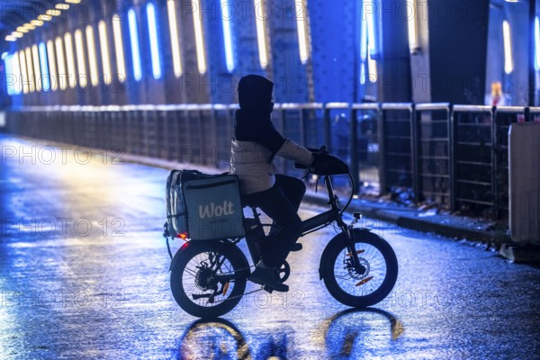 The main train station in Essen, bus station, am Europaplatz, pedestrian crossing, traffic light, courier driver of the Wolt delivery service, North Rhine-Westphalia, Germany