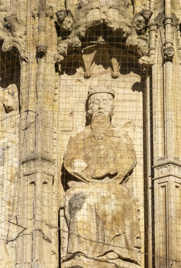 Carved stone figure of king on West Front of Exeter cathedral church, Exeter, Devon, England, UK