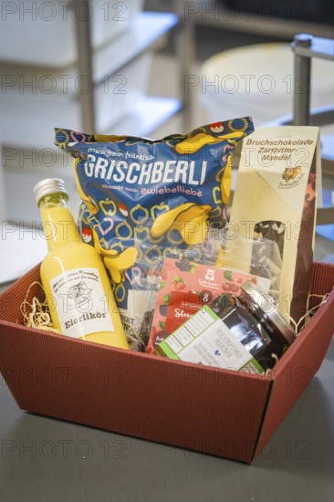 Red gift basket filled with delicacies such as eggnog and other specialities, Christmas baking, Haselstaller Hof, Wildberg, Calw district, Germany