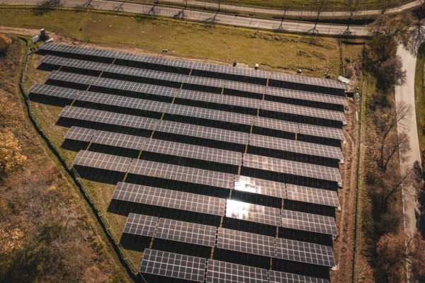 Overview of solar modules in ordered formation with sunlight, Bau PV Freifaechenanlage, Weil der Stadt, Germany