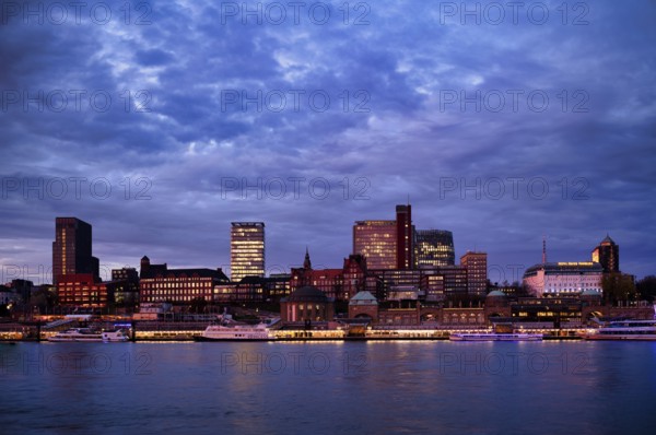 Excursion boats, Hotel Hafen Hamburg, LandungsbrÃ¼cken, Free and Hanseatic City of Hamburg, evening light, twilight, Germany