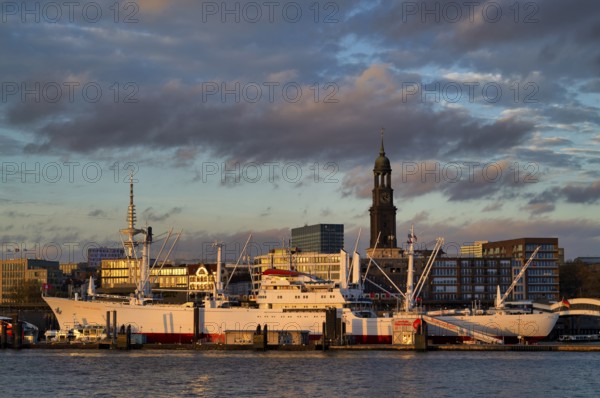 Museum ship Cap San Diego, main evangelical church of St. Michaelis, Michel for short, piers, Free and Hanseatic City of Hamburg, evening light, twilight, Germany