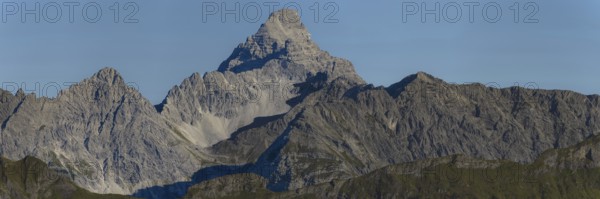 Mountain panorama from the Koblat-HÃ¶henweg on the Nebelhorn across the Obertal with lush green meadows to the Hochvogel and Rosszahn group with the Hochvogel, 2592m, AllgÃ¤u, Bavaria, Germany