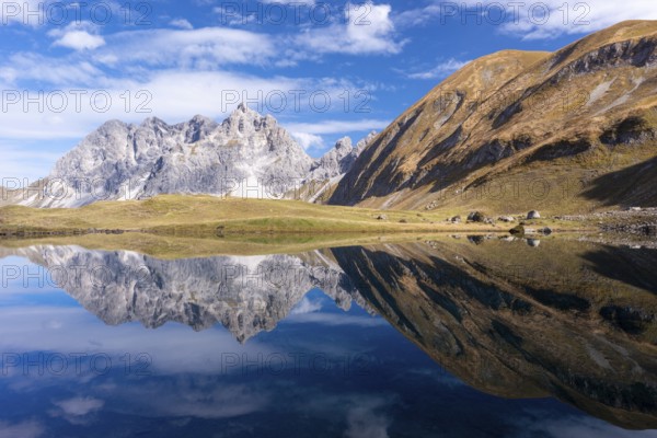 Mountain panorama in autumn, Eissee, Oytal, behind GroÃŸer Wilder, 2379m, Hochvogel and Rosszahn Group, AllgÃ¤u Alps, AllgÃ¤u, Bavaria, Germany