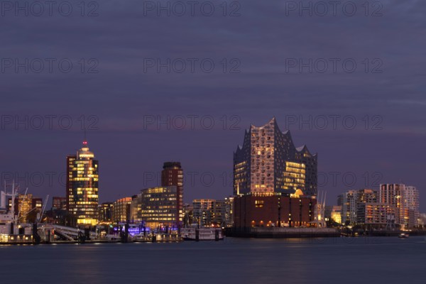 View over the Norderelbe to Elbe Philharmonic Hall, Elphie, Columbus House, Hafencity, Kehrwiederspitze, The Crown residential complex, Free and Hanseatic City of Hamburg, blue hour, evening light, twilight, Germany