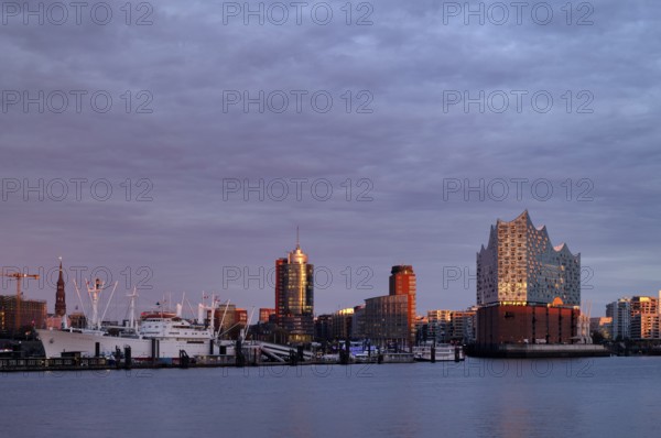 View over the Norderelbe to Elbe Philharmonic Hall, Elphie, museum ship Cap San Diego, Columbus House, Hafencity, Kehrwiederspitze, Free and Hanseatic City of Hamburg, evening light, twilight, Germany