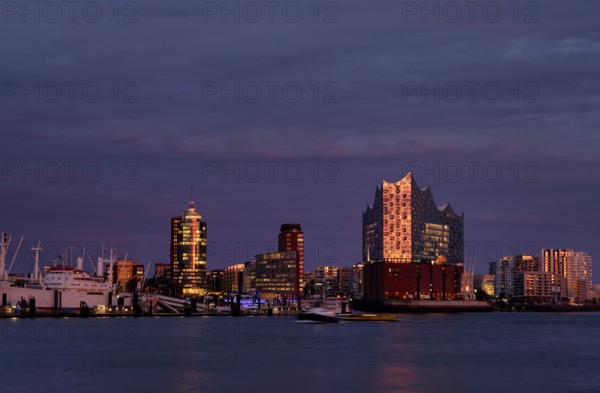 View over the Norderelbe to Elbe Philharmonic Hall, Elphie, museum ship Cap San Diego, Columbus House, Hafencity, Kehrwiederspitze, residential complex The Crown, Free and Hanseatic City of Hamburg, evening light, twilight, Germany