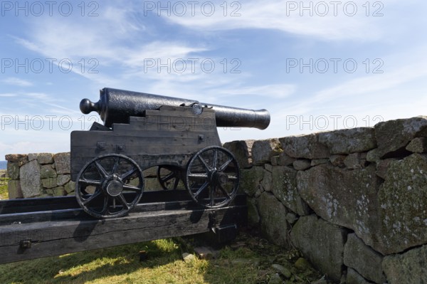 Cannon looking over stone wall at the sea, fortress, Kongens Bastion, Königsbastion, ChristiansÃ¸, Christiansö, Ertholmene, Pea Islands, Bornholm, Denmark