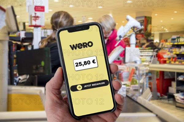 Symbolic image, photo montage, about the European WERO payment service, currently you can only send or receive money directly to another person, P2P, person-to-person, use in stationary retail, supermarkets, shops, etc., to be introduced from 2026