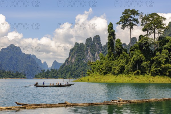Longtail boat typical of Thailand Longtail boat Longtail boat travels with tourists across Chao Lan Lake Reservoir Chao Lan Lake in Khao Sok National Park, Surat Thani Province, Thailand