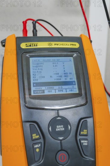 Measurement device shows electrical measurements for solar systems