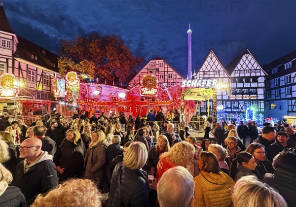 Many people at the All Saints Fair in the evening in front of half-timbered houses, Old Town, Soest, North Rhine-Westphalia, Germany