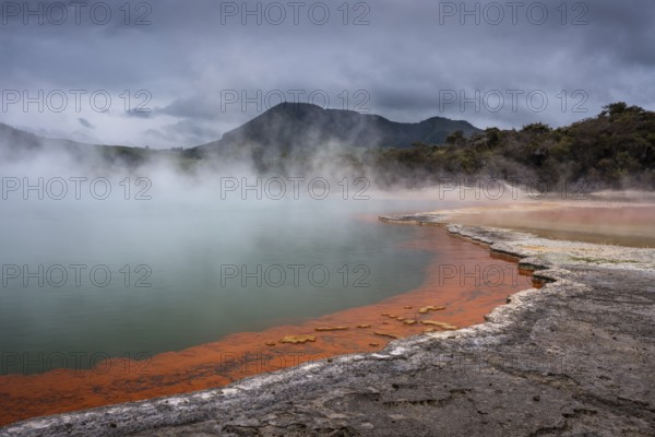 The champagne pool in the Waiotapu geothermal area (Wai-O-Tapu) . Waiotapu, Waikato, North Island, New Zealand