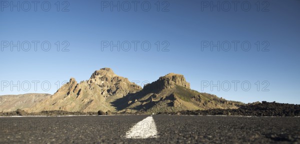 Europe, Spain, Canary Islands, Tenerife, Teide National Park, road, Montana de Chasna behind