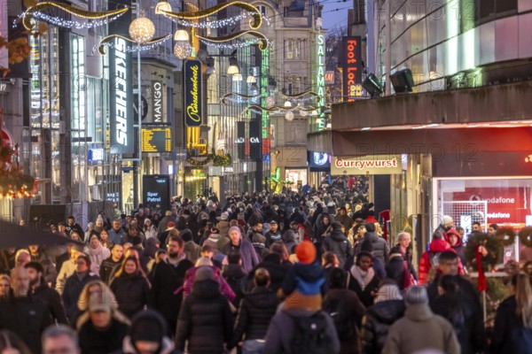 The Westenhellweg in Dortmund, pedestrian zone, city center, busy shopping street in mid-November, North Rhine-Westphalia, Germany
