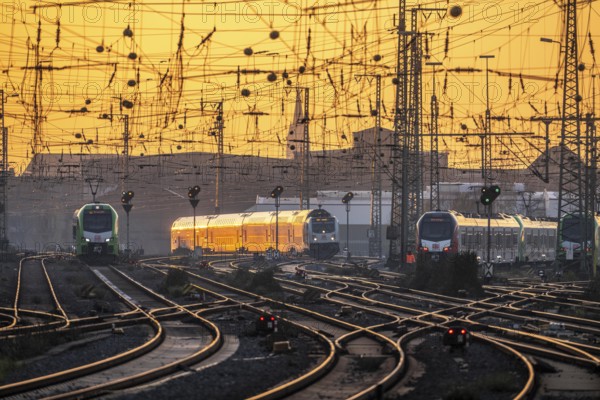 Local transport trains, IC train, on the tracks, west of Dortmund Central Station, North Rhine-Westphalia, Germany