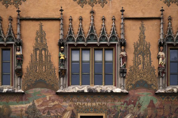 Painted faÃ§ade with 4 medieval human sculptures, fresco cycle, window, town hall, old town, Ulm, Baden-WÃ¼rttemberg, Germany