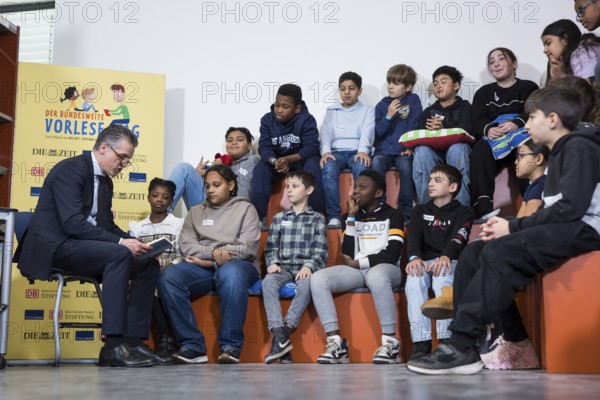 Thorsten Frei, head of the Federal Chancellery, is reading the book The Message in a Bottle by Klaus Kordon at the nationwide reading day at Robert Reinick Elementary School in Berlin on 21.11.2025. He thus represents Federal Chancellor Friedrich Merz, who cancelled at short notice due to urgent scheduling reasons