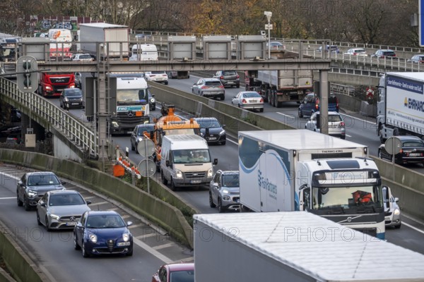 Autobahn A40, Ruhrschnellweg, traffic jams on both roads, at the Ruhrschnellwegstunnel in Essen, rush hour traffic, AS Essen-Huttrop, NR, Germany