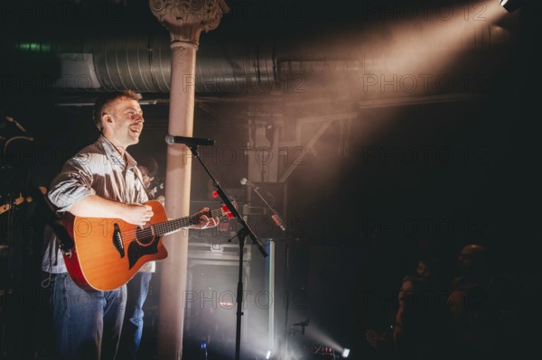 Eddie Keogh, singer of Kingfishr live at Gretchen in Berlin on 14.11.2025