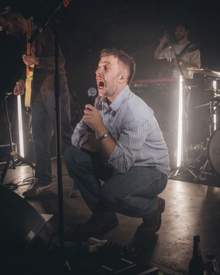 Eddie Keogh, singer of Kingfishr live at Gretchen in Berlin on 14.11.2025