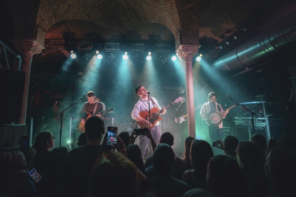 Eoin Fitz Fitzgibbon (guitarist), Eddie Keogh (singer) and Eoghan McGoo McGrath (banjo player) from Kingfishr live in Berlin Gretchen on 14.11.2025