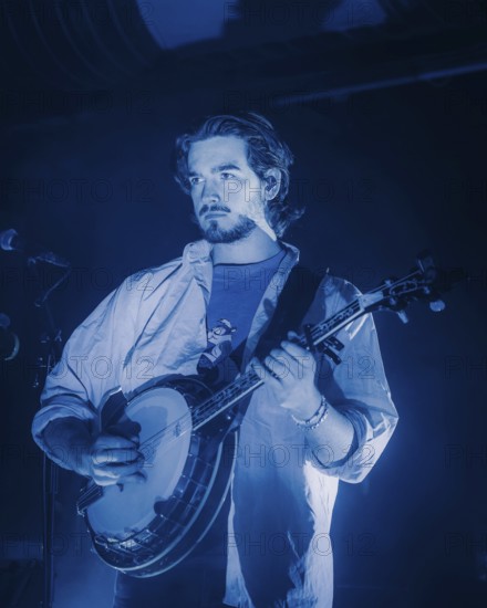 Eoghan McGoo McGrath, banjo player from Kingfishr live in Berlin Gretchen on 14.11.2025