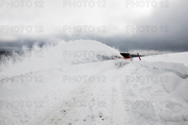Snowplow and snowy road, Hofsgrund, Schauinsland, Black Forest, Southern Black Forest, Baden-WÃ¼rttemberg, Germany