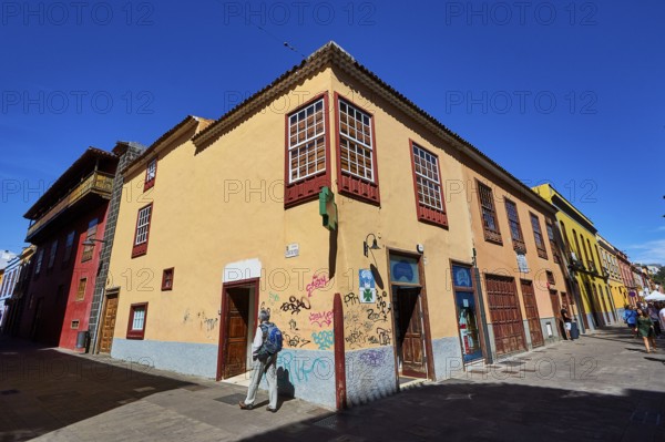 Corner with colorful historic houses and graffiti in bright sunshine, UNESCO World Heritage Old Town of San Crstobal de La Laguna, La Laguna, Tenerife, Canary Islands, Spain