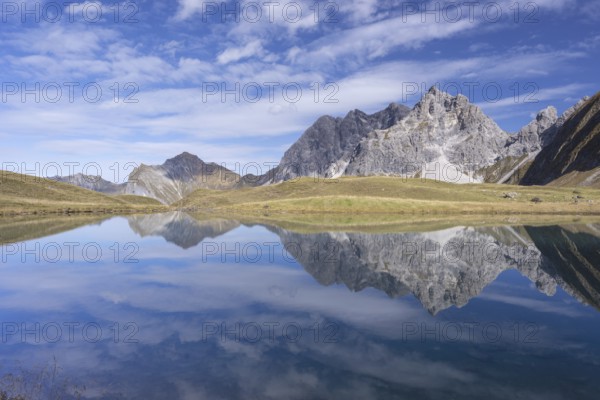 Mountain panorama in autumn, Eissee, Oytal, behind GroÃŸer Wilder, 2379m, Hochvogel and Rosszahn Group, AllgÃ¤u Alps, AllgÃ¤u, Bavaria, Germany
