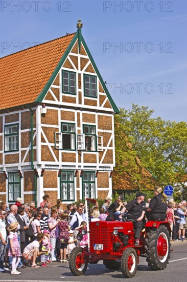 Bulldog, tractor, parade, typical half-timbered house, town hall, architecture, blossom festival, York, Altes Land, Germany