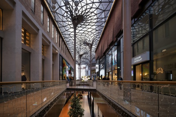 Interior view, shops, passers-by, shopping mall, Westfield, Hamburg-Ãœberseequartier, Free and Hanseatic City of Hamburg, Germany