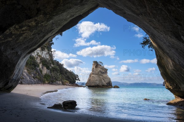 Cathedral Cove in New Zealand. Sea, sandy beach and limestone cliffs. The cave itself overlooks Te Hoho Rock. Cathedral Cove, Hahei, Coromandel Peninsula, Waikato, New Zealand