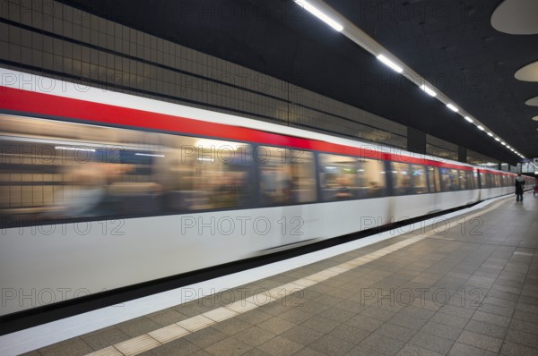 SteinstraÃŸe underground station, underground train, movement effect, passenger, platform, stop, train station, subway, public transport, HVV, Hamburger Verkehrsverbund, elevated railway, local transport, Free and Hanseatic City of Hamburg, Germany