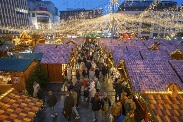 Pre-Christmas time, visitors to de, Christmas market in downtown Essen, on Kennedyplatz, the market is already opening in mid-November, Christmas lights, Essen Light Weeks, North Rhine-Westphalia, Germany