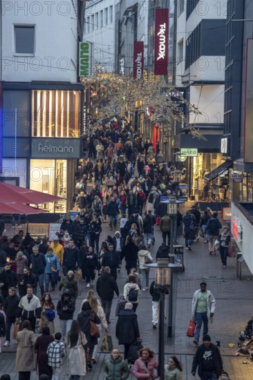 Limbecker StraÃŸe shopping street, pedestrian zone, full, lots of people shopping, Christmas lights, Essen Light Weeks, Essen, North Rhine-Westphalia, Germany