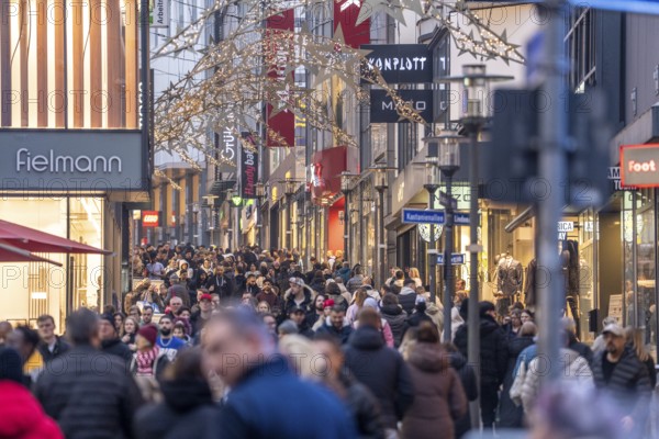 Limbecker StraÃŸe shopping street, pedestrian zone, full, lots of people shopping, Christmas lights, Essen Light Weeks, Essen, North Rhine-Westphalia, Germany