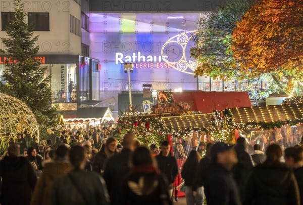 Christmas market in Essen, restaurant, in front of the town hall gallery shopping center, Porsche pulpit, Kettwiger StraÃŸe shopping street, pedestrian zone, full, lots of people shopping, Christmas lights, Christmas market stalls, Essen Light Weeks, Essen, North Rhine-Westphalia, Germany