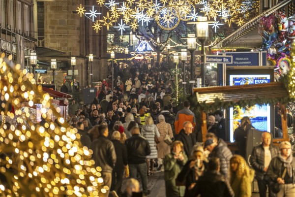 Kettwiger StraÃŸe shopping street, pedestrian zone, full, lots of people shopping, Christmas lights, Christmas market stalls, Essen light weeks, Essen, North Rhine-Westphalia, Germany